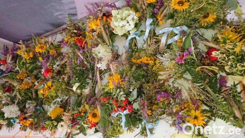 200 Kräuterbuschen bindet der Kirchenthumbacher Missionskreis für einen guten Zweck. Bild: lep