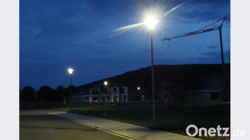 Weißes Licht und trotzdem mit deutlich weniger Energieverbrauch: So präsentiert sich die Straßenbeleuchtung mit LED im neuen Pfreimder Baugebiet. Auch &quot;Am Hahnenkreuz&quot; wurde inzwischen mit der neuen Technik nachgerüstet. Bild: bl