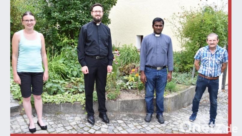 im Illschwanger Pfarrgarten (von links): Illschwangs Pfarrgemeinderatsvorsitzende Andrea Falk, Pfarrer Johannes Arweck, Pfarrvikar Thomas Sanikommula und Illschwangs Kirchenpfleger Peter Falk Bild: no