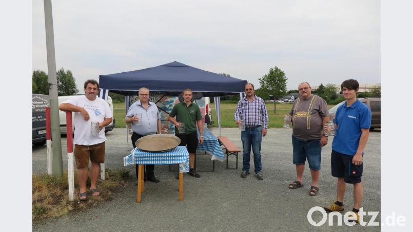 Mit leeren Masskrügen mussten heuer Wolfgang Merkl, Bruno Busch, Markus Busch, Michael Schinner, Armin Schinner und Johannes Ponnath (von links) auf dem Festplatz anstoßen. Bild: jzk