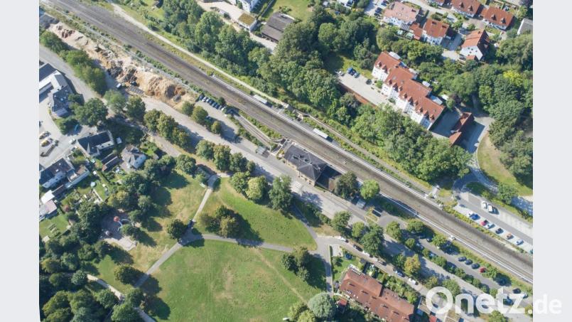 Beim Blick von oben auf die Szenerie mit dem Bahnhof in der Bildmitte wird deutlich, dass es sich bei der ganzen Verkehrssituation um einen langen Schlauch handelt, von den Pendler-Parkplätzen an der alten Post bis zum ehemaligen BayWa-Gelände. Bild: Thilo Hierstetter