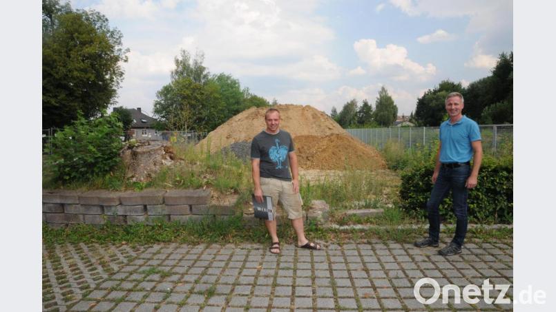 Christian Weiß (links) und Christian Faderl stellten die Pläne der FDP/FWS für ein neues Parkhaus an der Bahnhofstraße vor. Bild: Joachim Gebhardt