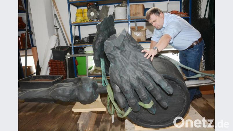 So nah wie Bürgermeister Karlheinz Budnik kommen der Windischeschenbacher Zoiglskulptur derzeit nur wenige. Die Bronzeplastik ist im Bauhof zwischengelagert und wird im Frühjahr aufgestellt. Bild: Gabi Schönberger
