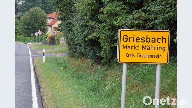 Noch in der vergangenen Woche wurden Verkehrsschilder in Griesbach angebracht, die den Verkehr auf 30 km/h drosseln sollen. Bild: kro