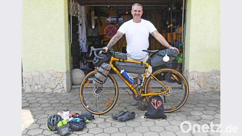 Platz ist in der kleinsten Tasche. Das Fahrrad bepackt Michael Tiefel für seine 6-Tage-Tour möglichst aerodynamisch. Bild: Gabi Schönberger