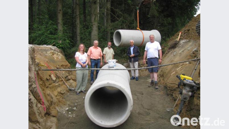 Corinna Reinhart vom Bauamt Kulmain (von links), Günter Kopp, Bernhard Hagner, Peter König und Egid Schreyer bei der Besichtigung der Rohrverlegung. Bild: Günter Kopp, Gemeinde Kulmain/exb