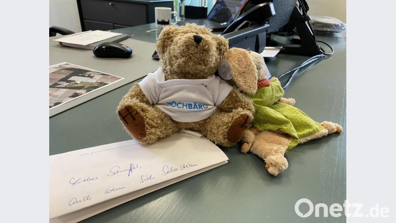 Schnuffel und sein neuer Freund "HöchBÄRg" aus Würzburg auf dem Schreibtisch von Bürgermeister Dippold. Bild: Dippold/exb
