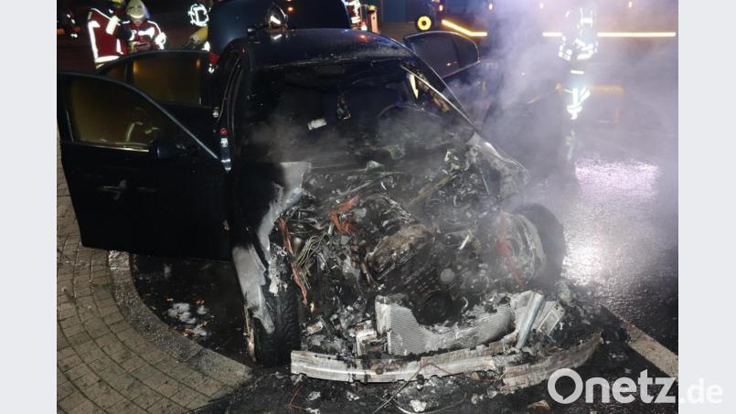 Die Feuerwehr musste zum Löschen des Autos ausrücken. Bild: Autobahnpolizeistation Schwandorf/exb