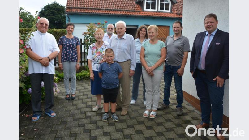 Unser Bild zeigt (von links) Domkapitular Boleslaw Lasocki, Pfarrgemeinderatssprecherin Helga Weiß, Gattin Erna mit Jubilar Johann Scherbaum und Urenkel Noel, dahinter Schwiegersohn Josef Fennerl, Enkelin Nicole, Tochter Erika, sowie Thomas (Freund von Nicole) und Bürgermeister Stefan Grillmeier Bild: jr
