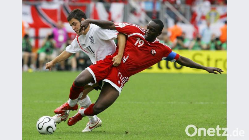 Dwight Yorke (rechts) kämpft bei der WM 2006 beim Spiel gegen England um jeden Ball. Bild: Matthias Schrader/dpa
