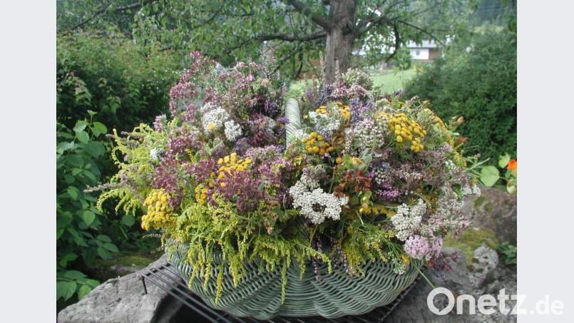 Hammricher Frauentag: Korb mit Blumen und Kräutern für die Weihe. Bild: gis