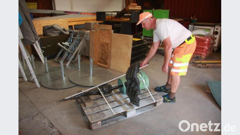 Bauhofmitarbeiter Andreas Zölch hat noch einmal nachgemessen. Die Skulptur mit Krug und Hände misst nur noch 1,50 Meter und ist damit deutlich kleiner als die Ursprungsversion. Bild: wro