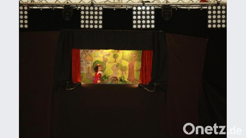 Puppenspielerin und Autorin Franziska Fröhlich sowie Liedermacher und Puppenspieler Siggi Michl zeigen das Stück „Pauline im Zauberwald“ . Bild: sne