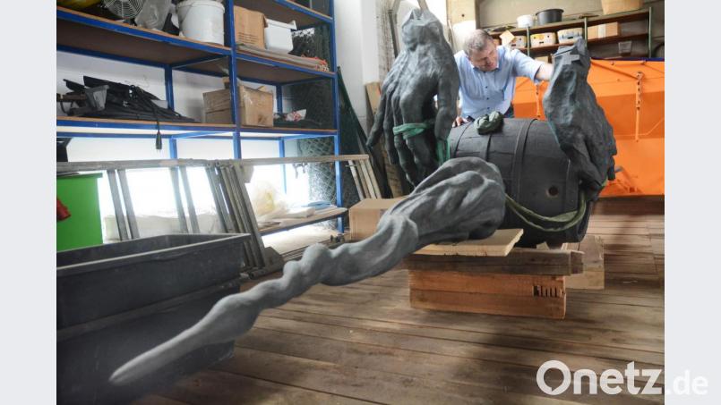 Bürgermeister Karlheinz Budnik ist fasziniert von der detaillierten Ausarbeitung der Windischeschenbacher Zoiglskulptur, die noch im Bauhof lagert. Bild: Gabi Schönberger