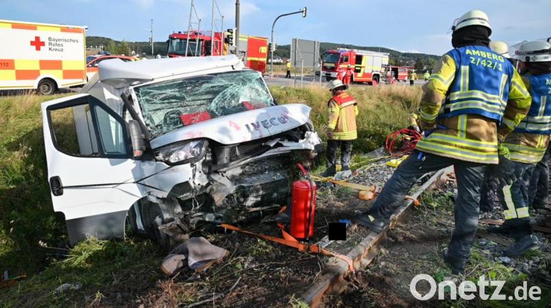 Ein mit zwei Personen besetzter Kleintransporter mit Nürnberger Kennzeichen kam von der Staatsstraße 2238 an die Einmündung zur B 299. Ohne das Tempo zu reduzieren soll er auf der abschüssigen Straße in die Bundesstraße eingefahren sein. Bild: gf