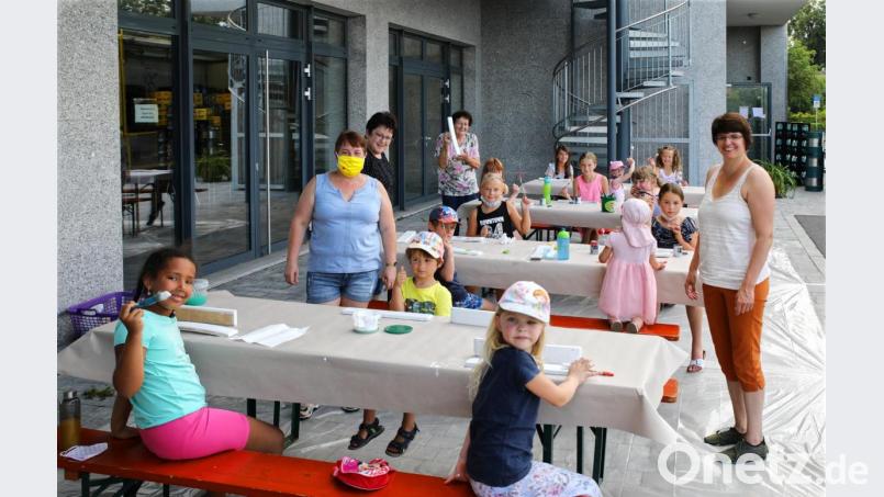Die Kinder hatten beim Malnachmittag viel Spaß. Mit auf dem Bild die Damen der AsF mit stellvertretender Vorsitzenden Brigitte Scharf (stehend, Zweite von links). Bild: njn