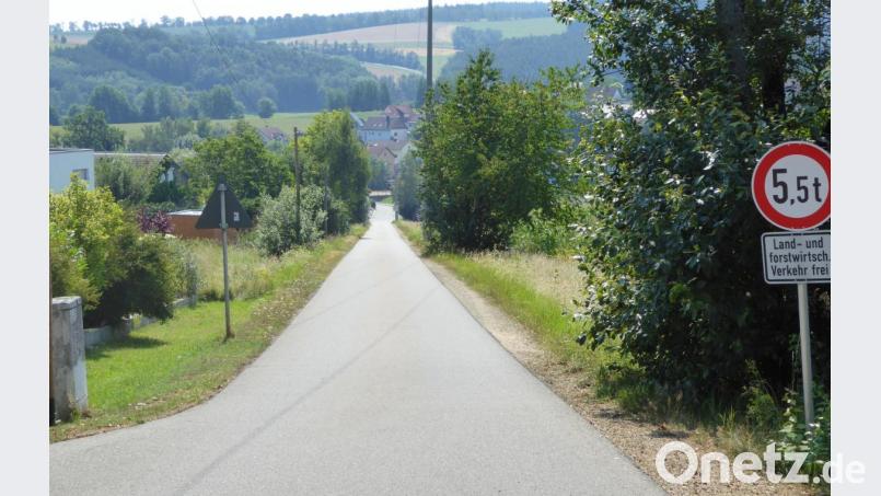Diesen Hang und die angrenzende landwirtschaftliche Fläche oberhalb des Sportplatzes hinunter überflutete Starkregen die Ahornstraße und das Spielfeld. Bild: fsb