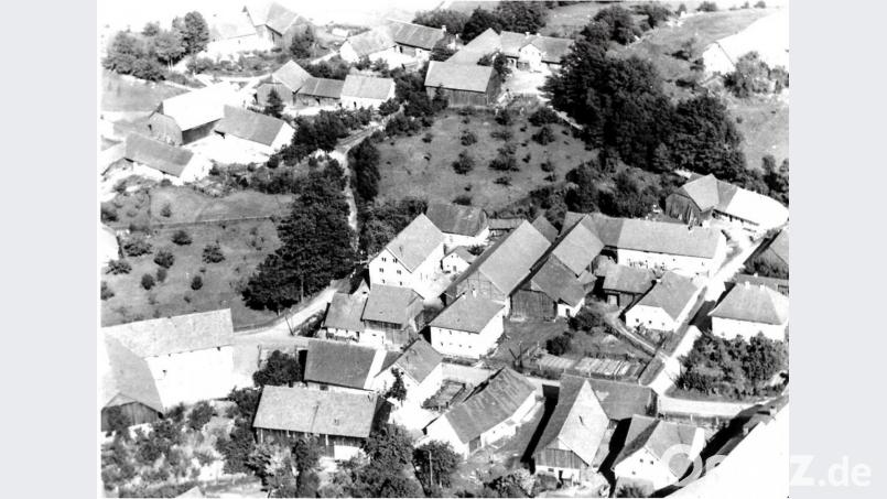 Eine Ansicht des Ortskerns aus dem Jahr 1960, am Rand rechts ist der Pfarrhof erkennbar. Bild: Archiv