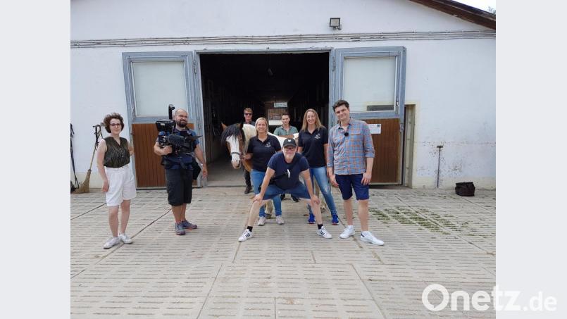 Lutz vn der Horst (rechts) und Fabian Köster (hinten Mitte) sowie das ZDF-Team hatten mächtig Spaß mit dem Kollerhof-Team. Bild: Kollerhof/exb