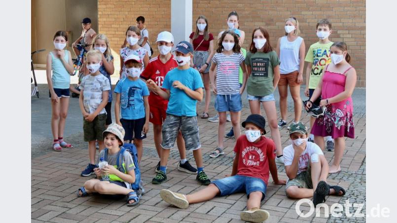 Wegen Corona bekamen die Kinder selbst genähte weiße Masken, die sie mit dem Logo der KjG bestickten und mit wasserfesten Farben bemalten. Bild: ads