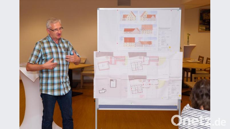 Bürgermeister Johannes Reger bei der Vorstellung des Bürgerhauses. Bild: njn