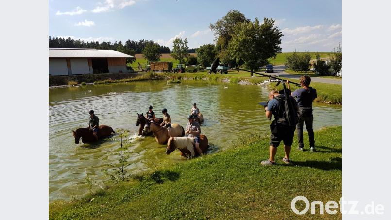 Ein Ritt durch den Weiher. Die Aufnahme entstand kurz vor dem unfreiwilligen Tauchgang. Bild: Kollerhof/exb