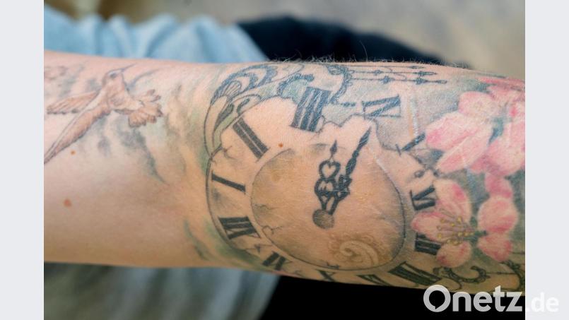 Kolibris, eine kaputte Uhr und Kirschblüten zieren den Arm von Michaela. Bild: Alexander Unger