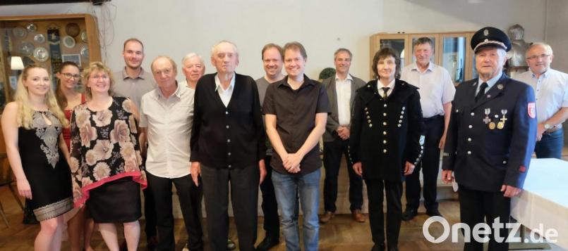Martin Meier (Mitte mit dunkler Jacke) beging mit seiner Familie, Sohn Martin und Tochter Anna (links daneben), fünf Enkelkindern sowie einem Bruder im Gasthof Bodensteiner den 90.Geburtstag mit weiteren Gästen . Zweiter Bürgermeister Thomas Rohrwild (Fünfter von rechts) überbrachte die Glückwünsche für die Gemeinde Stulln. Auch Vereinsvertreter gratulierten (von rechts): Hubert Obermeier, Wolfgang Rübe, Franz Sorgenfrei (CSU) und Helga Wisneth. Bild: ohr