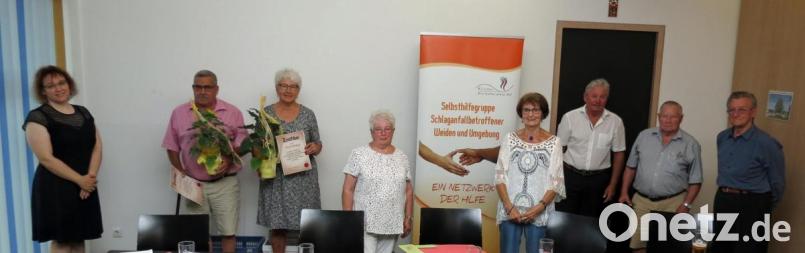 Christine Kaiser (Vierte von links) leitet weiter die Selbsthilfegruppe Schlaganfallbetroffener. Ehrungen gibt es für das Ehepaar Schellkopf (Zweiter und Dritte von links) für 15 Jahre Mitgliedschaft. Bild: Dobmeier