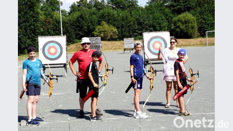 Paula, Ben, Leo und Patrice nahmen die Gelegenheit wahr, mit Pfeil und Bogen zu üben. Spartenleiter Bogen Hans-Jochen Nentwich machte die Einweisung und Stefanie Stelzl begrüßte die jugendlichen Teilnehmer. Bild: bkr