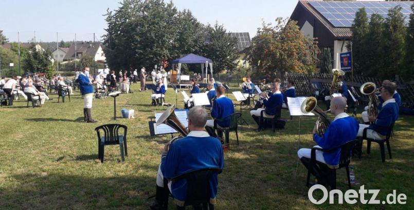 Den Festgottesdienst zelebrierte der aus Hirschau stammende Pfarrer Herbert Mader (links vor dem Zelt), derzeit Dekan in Bad Kötzting. Gleichermaßen feierlich wie anspruchsvoll gestaltete der Musikzug unter Leitung von Wolfgang Vögele (Bildmitte mit Maske). Die Messgestaltung war der erste öffentliche Auftritt des Musikzugs seit Fasching Bild: u