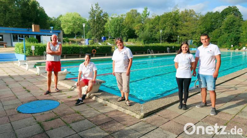 Strenge Regeln herrschen in Corona-Zeiten auch im Friedenfelser Freibad. Den Gästen zollen (von links) Bademeister Walter Etterer, die beiden Vorsitzenden des Fördervereins, Patricia Henze und Lisa Rauh, sowie Christina Fleischmann und der Schriftführer des Fördervereins, Julian Fleischmann, großes Lob: „Hygienevorschriften, Abstandsregeln und Maskenpflicht, wo vorgeschrieben, werden eingehalten.“ Bild: bsc
