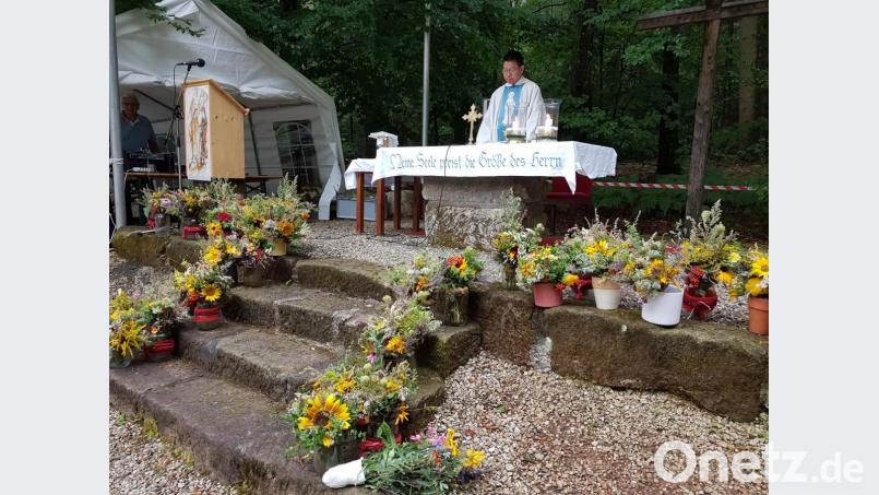 Pater Samuel Patton bei der Feier des festlichen Gottesdienstes, im Vordergrund die Weihbüschel. Bild: hzi