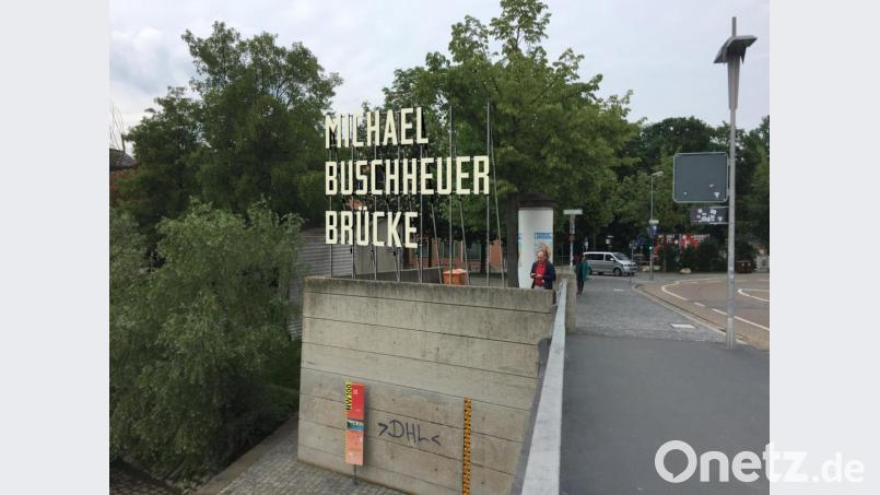 Für drei Monate soll die Eiserne Brücke nach dem Gründer der Seenotrettungsorganisation Sea-Eye „Michael-Buschheuer-Brücke“ benannt werden. Bild: Dušan Zahoranský (Fotomontage)