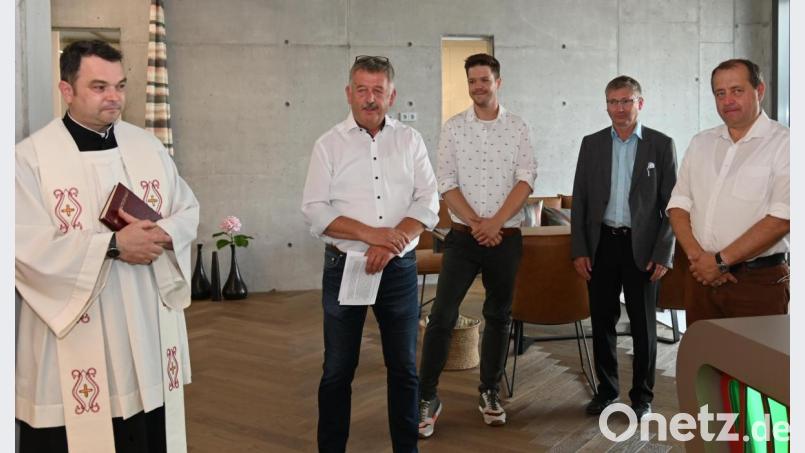 Offizielle Eröffnung des neuen Standorts des Raumausstatter-Unternehmens Paulus (von links): Kaplan Benjamin Rattler, Firmeninhaber Georg Paulus, Juniorchef Gregor Paulus, Dritter Bürgermeister Franz Badura und Architekt Georg Zunner. Bild: gf