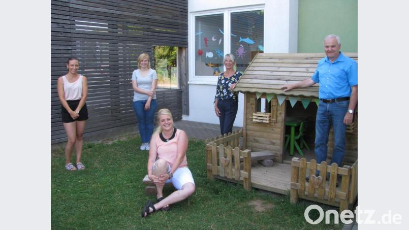 Stellvertretende Krippenleiterin Katharina Kassler (von links), Gruppenleiterin Kathrin König, Krippenleiterin Corinna Fröhler, Kindergartenleiterin Ingrid Hoffmann und Bürgermeister Günter Kopp sind sich der schwierigen Zeit, die hinter ihnen sowie den Kindern und Eltern liegt, bewusst. Sie alle freuen sich auf das neue, hoffentlich wieder normal laufende Kindergartenjahr. Bild: Gemeinde Kulmain/exb