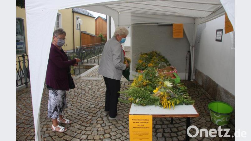 Viele nahmen sich die später gesegneten Kräuter mit nach Hause. Bereit stand ein Glas für Spenden. Bild: wro