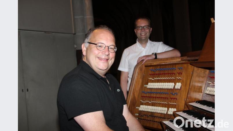 Regionalkantor Bernhard Müllers wirkt seit 30 Jahren als Kirchenmusiker mit Herz und Seele in St. Martin. Stadtpfarrer Thomas Helm wertet den hochkompetenten Musiker als Glücksfall für die Pfarrei St. Martin. Bild: ads