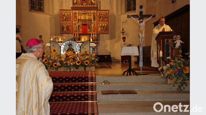 Bischof Voderholzer lauscht dem Evangelium, vorgetragen von Kaplan Daniel Fenk. Bild: kro