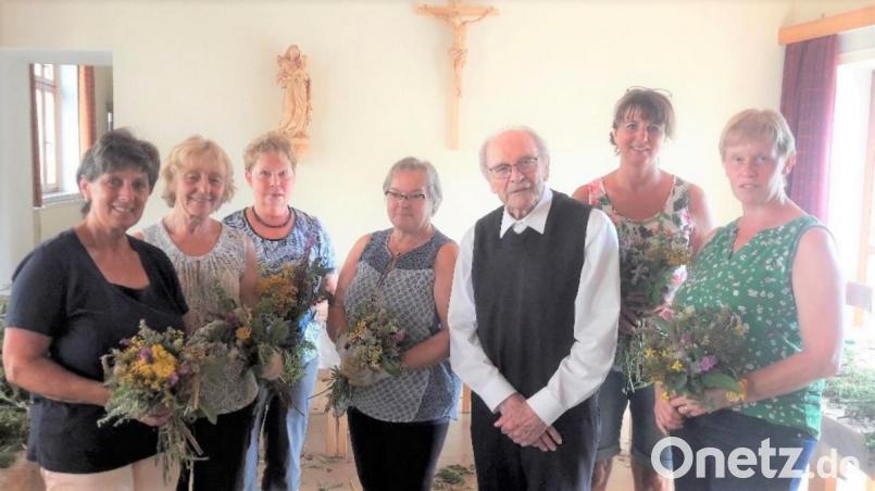 Ausschnitt aus der Kräuterbüschel-Verkaufsaktion des Katholischen Frauenbundes mit Pater Reinbold Schmitt. Bild: tu