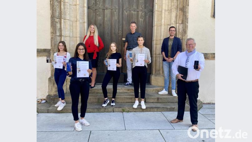 Stolz präsentieren die vier Schülerinnen der MRS St. Josef ihre Urkunden. Für ihr Projekt „Gib Geschichte ein Gesicht – Eine historische Reise durch Schwandorf“ wurden sie mit einem Hauptpreis, dem „Sonderpreis der Bayerischen Einigung“ ausgezeichnet: 
(von links nach rechts): Tamara Wieland, Sarah Wenisch, Daniela Amrein (Projektbetreuerin) Vanessa Drexler, Jürgen Moritz (Realschulkonrektor), Johanna Sieß, Johannes Lohrer (Tourismusbüro), OB Andreas Feller Bild: Stadt Schwandorf/Maria Schuierer/exb