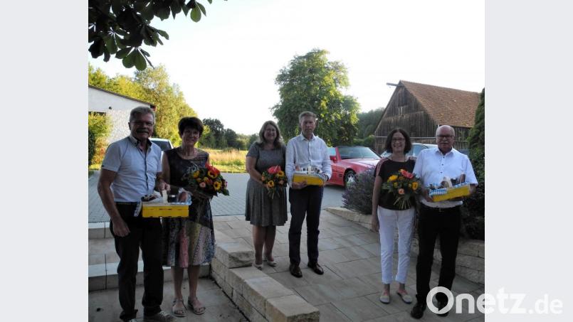 Karl-Heinz Kreiner, Josef Flierl und Hans-Jürgen Reitzenstein mit Gattinnen Christine, Doris und Dietlind bei der Verabschiedung als Kreistagsmitglieder (Reitzenstein, Flierl) bzw. als Stadtratsmitglied (Kreiner) in Eckeltshof. Bild:  Christian Weiß/exb
