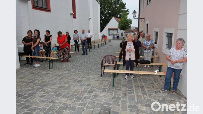 Auch am Kirchplatz hatten sich einige Gläubige versammelt. Bild: kro