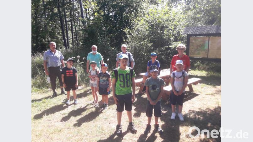 Die Teilnehmer der Kohlberg-Wanderung zusammen mit den Betreuern von den Freien Wählern Konnersreuth und dem Rauchclub Höflas sowie Wanderführerin Monika Schaffer (hinten rechts). Bild: Freie Wähler Konnersreuth/exb