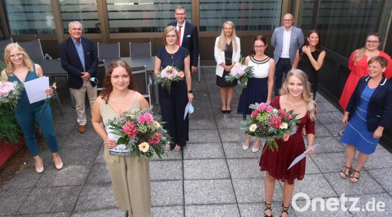 Die erfolgreichen Absolventinnen der Berufsfachschule mit Ausbildern und Ehrengästen. Beste ist Lara Schell (vorne, rechts) neben der Zweitbesten Julia Nickl (vorne, links). Bild: Kunz