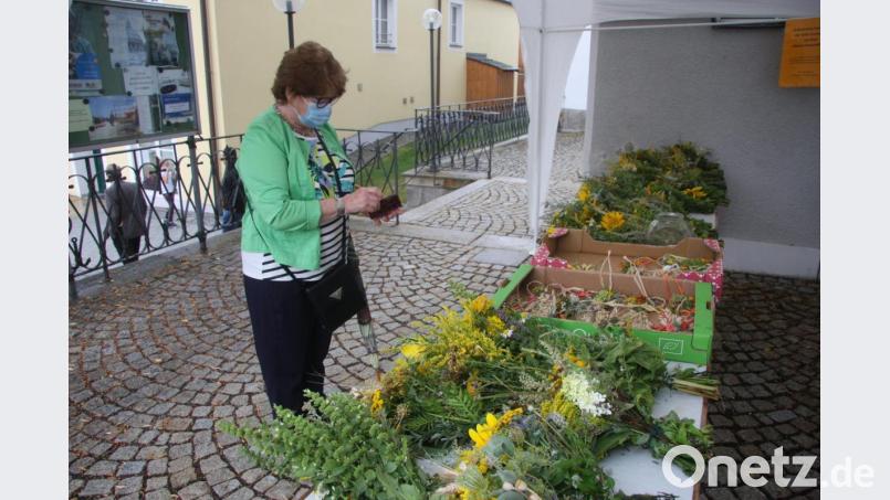 Die duftenden Kräuterbüschel – als äußere Symbole des Himmelfahrtstages – wurden von der KAB gefertigt. Abgegeben wurden sie gegen eine freiwillige Spende. Bild: wro