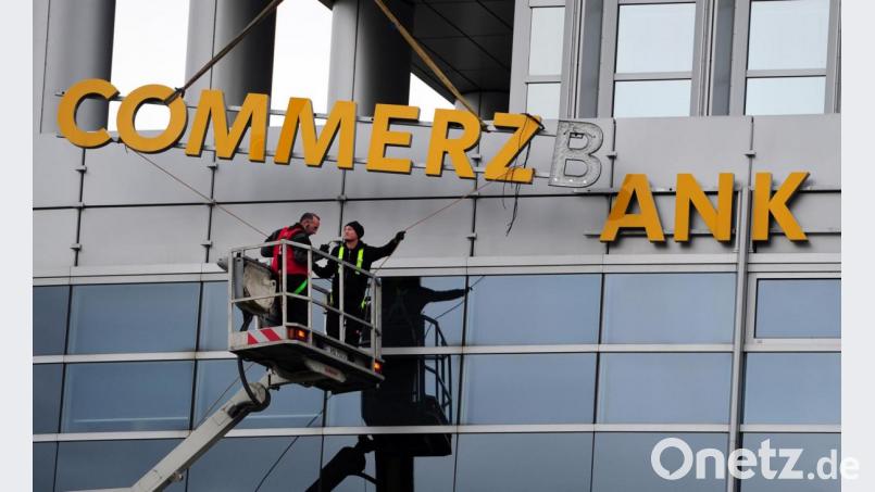 Die Commerzbank hat Grafenwöhr verlassen. Die Filiale dort ist geschlossen und komplett nach Weiden umgezogen. Symbolbild: Daniel Reinhardt / dpa