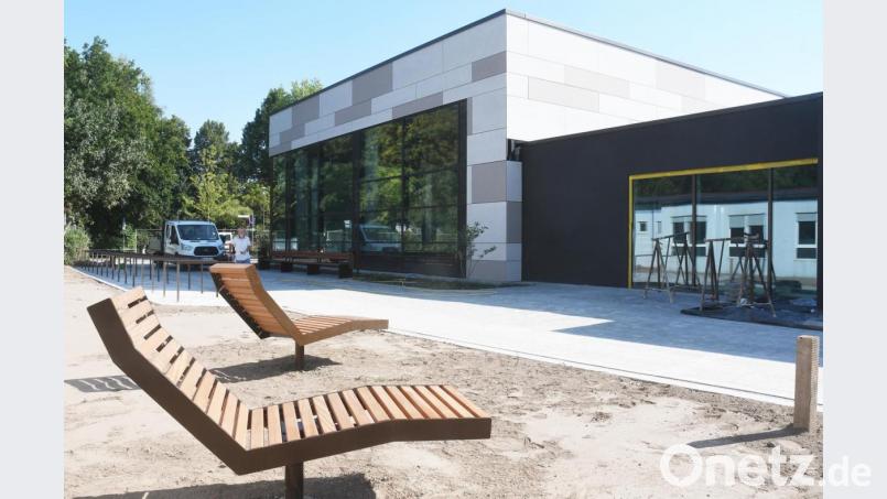 Nach gut zwei Jahren Generalsanierung steht sie da wie neu, die Sportstätte der Realschule Weiden mit Schwimmbad (links im Bild) und Dreifachturnhalle (rechts davon, nicht im Bild). Wir gewähren dank des Bauamts der Stadt Weiden die ersten Einblicke. Noch wird fleißig gearbeitet. Bild: Gabi Schönberger