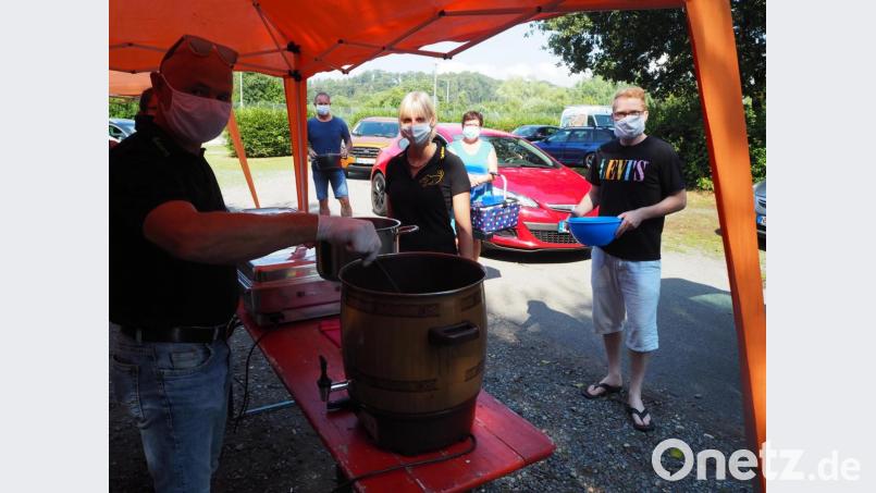 Mit Abstand holen die Neustädter die vorbestellten Schweinebraten beim Faschingsverein ab. Bild: krb