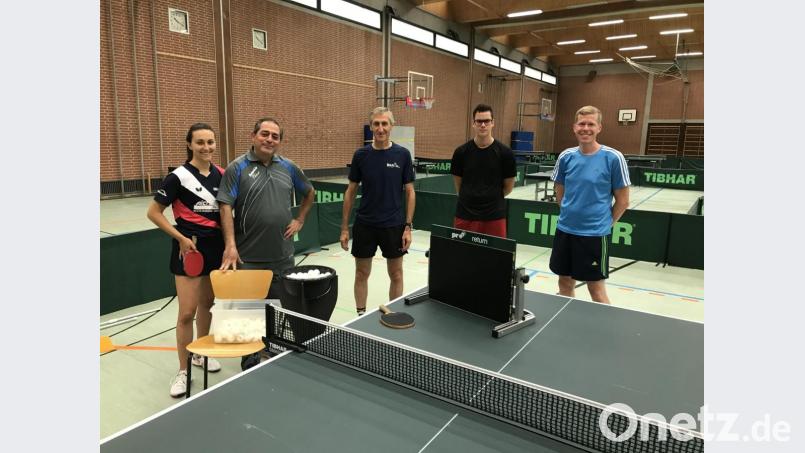 Übungsleiteroffensive beim Turnerbund Jahn Wiesau, Sparte Tischtennis: Das Bild zeigt von links Milena Huber (Regionalliga-Talent), Munir Jassem (BTTV-Referent), Markus Schäffler, Daniel Klinger, Sebastian Meissner. Bild: kro